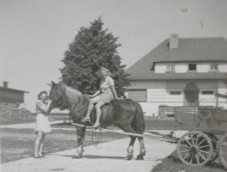 P1170216_LottemitGiselaaufden Sanbauern2