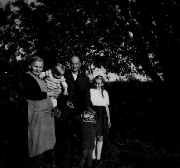 CCF_000427_OmundOpaKuhn_Antje_Martin_Susi1954