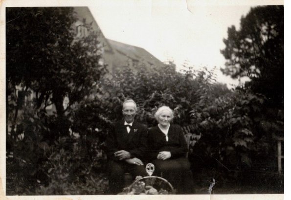 OpaundOmaBösch_1957