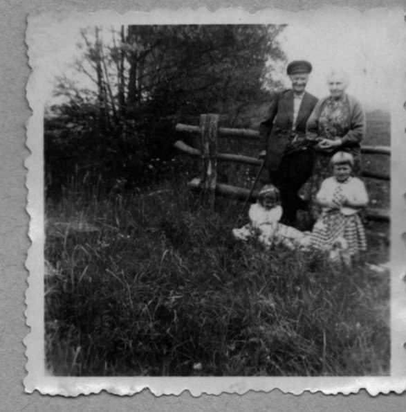 Neu_1_CCF_000300_Spazierenmit OmaundOpaKuhn_1958_Wieto_002