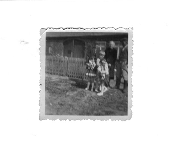 CCF_000320_LübowderneueZaun_OmaundOpasindda_vatiauch_verwackelt1961