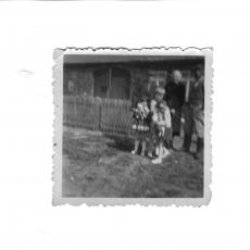 CCF_000320_LübowderneueZaun_OmaundOpasindda_vatiauch_verwackelt1961