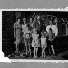 CCF_000307_GebSusi_MuttiAntjeTanteEllaOnkelSiegfriedVati_BruderTanteEllaundSohn_MartinSusiTinaRegine_juni1963