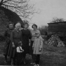 CCF_000318_HohenViecheln_TanteEmmimitTochterundEnkelin_TanteMagdaTanteIlseMuttiSanni_1964