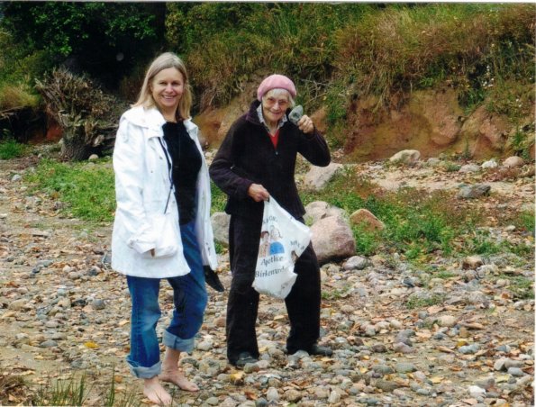 CCF_000279So viele Steine, Julia hält alles fest-2009